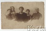 Tadeusz Wadysaw Redych (drugi z prawej) w towarzystwie rodziny, m.in. matki Julii Marii (pierwsza z lewej) i siostry Haliny (druga z lewej), ok. 1920 r. (fot. NN; zbiory Archiwum Fotografii Orodka KARTA, Pogotowie Archiwalne , sygn. OK_02915762 [udostpnia Elbieta Sawikowska], http://foto.karta.org.pl/fotokarta/OK_029162.jpg.php).
