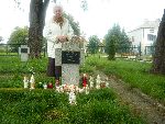 Córka Halina Jezierska, nad grobem st.sierż Walentego Dziewczyńskiego, we wrześniu 2013 roku.