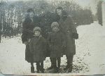 Józef Puchalski na spacerze w towarzystwie żony Cecylii (z prawej) oraz synów Floriana i Heliodora, 1931 r. (fot. ze zb. rodzinnych).