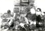 Pomnik wystawiony w pierwotnym miejscu spoczynku Tadeusza Kalinowskiego w Dbsku Nowym. Stan z sierpnia 1971 r. (fot. ze zb. rodzinnych).