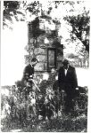 Dbsk Nowy, sierpie 1971 r. Marian Kalinowski (z lewej) podczas pierwszej wizyty przy pomniku wystawionym w pierwotnym miejscu spoczynku swojego brata Tadeusza Kalinowskiego (fot. ze zb. rodzinnych).