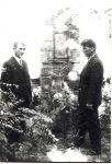 Dbsk Nowy, sierpie 1971 r. Marian Kalinowski (z lewej) podczas pierwszej wizyty przy pomniku wystawionym w pierwotnym miejscu spoczynku swojego brata Tadeusza Kalinowskiego (fot. ze zb. rodzinnych).