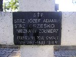 Strz. Jzef Adamus upamitniony na imiennej tablicy epitafijnej na mogile zbiorowej w obrbie kwatery wojennej onierzy Wojska Polskiego na cm. parafii rzymskokatolickiej pw. w. Wawrzyca w Kocierzewie Pd. Stan z dn. 22.09.2012 r. (fot. Baej Kucharski).
