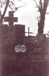 Pierwotne miejsce pochówku A. Kościelnego - pojedyncza mogiła na cmentarzu w Oporowie. Zdjęcie z 1993 (archiwum rodzinne)