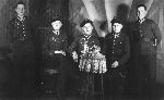 Piotr Klewżyc (siedzi pierwszy z lewej) w towarzystwie żołnierzy 64 pułku piechoty, m.in. Sergiusza Szkuta i Grzegorza Mroczkowskiego (siedzą z prawej) z rodzinnej wsi Sienkiewicze; Grudziądz, 1938-1939 r. (fot. ze zb. rodzinnych).