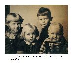 Teresa i Edward, osierocone dzieci Edwarda uczaka, wraz z Ew i Andrzejem, ich rodzestwem stryjecznym (fot. ze zb. rodzinnych).