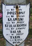 Porządny upamiętniony na imiennej tabliczce epitafijnej na jednej z mogił zbiorowych cmentarza wojennego w Radziwiłce. Stan z dn. 25. 12. 2004 r. (fot. Marcin Prengowski).