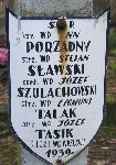 Zygmunt Talak upamitniony na imiennej tabliczce epitafijnej na jednej z mogi zbiorowych cmentarza wojennego w Radziwice. Stan z dn. 25. 12. 2004 r. (fot. Marcin Prengowski).