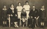Rodzina Kurpw - Leszno - 1928 rok.  Na zdjciu od lewej strony: Jzef (brat), Weronika (matka), Anna (siostra), Tadeusz (brat), Wadysawa (siostra), Piotr (ojciec), Zygmunt.