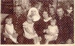 Czonkowie rodziny Dylakw w Rwnem na Woyniu okoo 1934 roku. Wrd osb dorosych kolejno od lewej: Tomasz Dylak, Jadwiga Dylak, Anna Dylak (ona Czesawa), Czesaw Dylak i jego dzieci (fot. ze zb. rodzinnych).