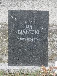 Strz. Jan Biaecki upamitniony na jednej z imiennych tablic epitafijnych mogiy zbiorowej na cmentarzu parafialnym w Mkolicach. Stan z dn. 2 maja 2015 r. (fot. Baej Kucharski).