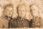 Antoni Gutkowski (w środku) wraz ze swoim najlepszym przyjacielem, Władysławem Kapuścińskim (z lewej), i nieznanym żołnierzem podczas odbywania służby wojskowej (fot. ze zb. rodzinnych).