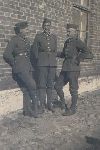 Ppor. Edward Lankamer (drugi z prawej) w czasie służby w 4 Pułku Artylerii Lekkiej w Inowrocławiu, 1938/1939 r. (fot. ze zb. rodzinnych).