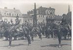 Ppor. Edward Lankamer w czasie suby w 4 Puku Artylerii Lekkiej w Inowrocawiu, Inowrocaw, Rynek, 1939 r. (fot. ze zb. rodzinnych).