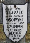 Bernard Ossowski, upamitniony (jako Osowski) na imiennej tablicy epitafijnej na jednej z mogi zbiorowych w obrbie kwatery wojennej na cmentarzu parafialnym w Juliopolu. Stan z dn. 25. 12. 2005 r. (fot. Marcin Prengowski).