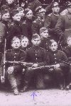 Strz. Alojzy Rożek (oznaczony strzałką) - kadr z fotografii zbiorowej 4 kompanii 69 pułku piechoty (archiwum rodzinne).