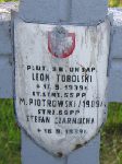 Leon Tobolski, upamiętniony na imiennej tablicy epitafijnej na kwaterze wojennej na cmentarzu rzymskokatolickim w Rybnie. Stan z 2005r.