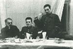 Por. Czesław Rolecki (w środku) w towarzystwie ppor. Henryka Karasiewicza (z lewej) i ppor. Wiktora Grotowskiego w kasynie oficerskim 14 pułku piechoty we Włocławku, 1938 r. (fot. ze zb. Mariana Ropejki).