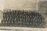Władysław Dziennik (dziewiąty z lewej w drugim rzędzie od góry?) wśród kadry oficerskiej i słuchaczy szkoły podoficerskiej 76 pułku piechoty w Grodnie, Grodno, 15 lutego 1938 r. (fot. ze zb. rodzinnych).