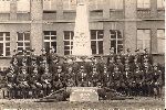 Antoni Burkiewicz (oznaczony czerwoną kropką) wśród żołnierzy kompanii szkolnej ckm 61 pułku piechoty w Bydgoszczy w 1938 r. (fot. ze zb. rodzinnych).