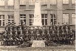 Antoni Burkiewicz (oznaczony czerwon kropk) wrd onierzy kompanii szkolnej ckm 61 puku piechoty w Bydgoszczy w 1938 r. (fot. ze zb. rodzinnych).