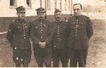 Mjr Bronisaw Rafa Stanaszek (pierwszy z prawej) wraz z innymi oficerami Wojska Polskiego w niewoli niemieckiej (fot. NN; ze zb. rodzinnych wnuka Roberta Rzymka).