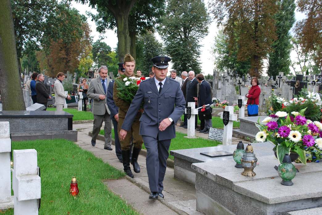 Zoenie kwiatw na cmentarzu w. Wawrzyca w Sochaczewie - 14 wrzenia 2010.