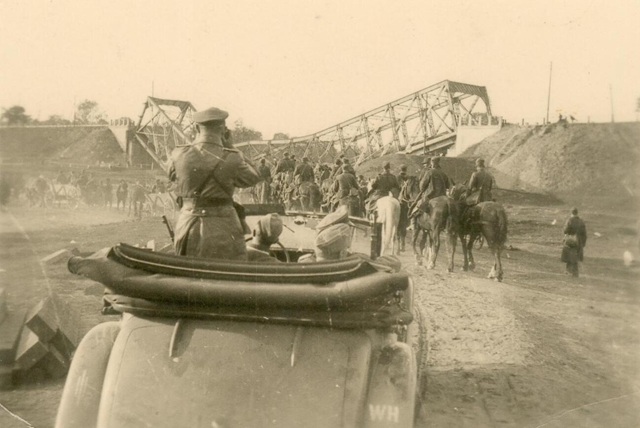 onierze niemieccy przy mocie w Sochaczewie, zniszczonym w trakcie walk nad Bzur we wrzeniu 1939 r. (fot. ze zb. Andrzeja Kornackiego).