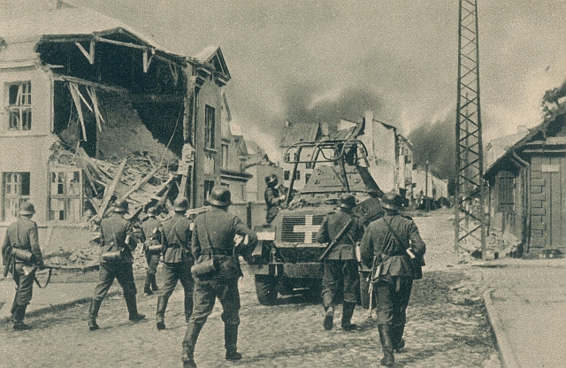Żołnierze niemieccy wkraczają do Sochaczewa we wrześniu 1939 r. (fot. ze zb. Andrzeja Kornackiego).