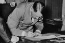Adolf Hitler podpisuje ukad monachijski w dniu 30 wrzenia 1939 r. (rdo: Wikimedia Commons).