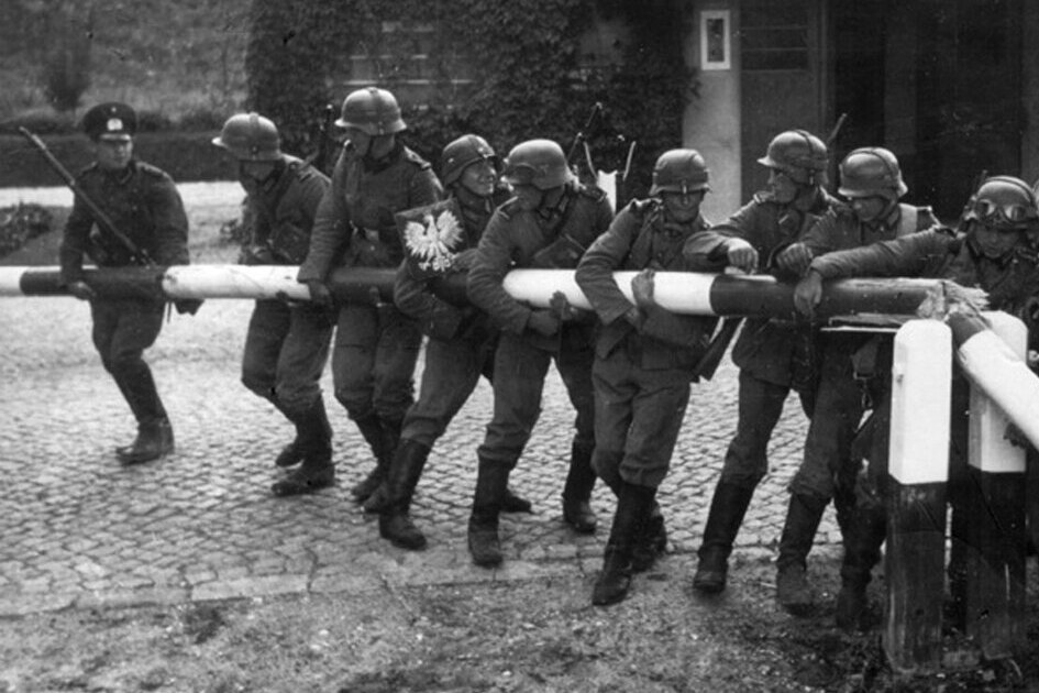 Niszczenie przez Policj Wolnego Miasta Gdaska polskiej bariery granicznej (niemiecka propagandowa fotografia pozowana, rdo: Wikimedia Commons).