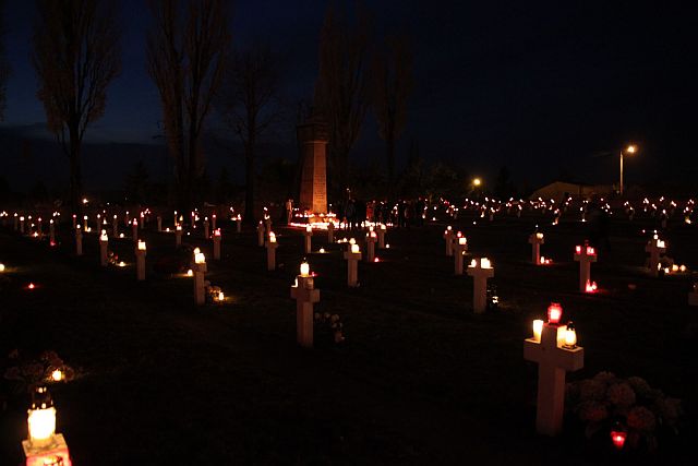 Cmentarz wojenny w Święto Zmarłych
