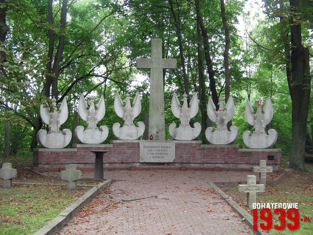 Wsplna kwatera wojenna onierzy Wojska Polskiego polegych w 1920 i 1939 r. na cmentarzu garnizonowym w Nowym Dworze Mazowieckim - Twierdzy Modlin (fot. Tomasz Karolak).