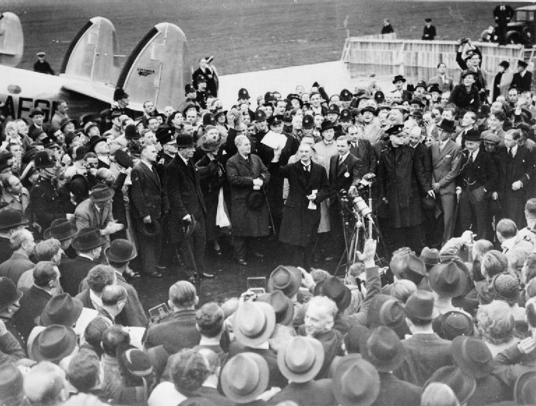 Premier Wielkiej Brytanii Arthur Neville Chamberlain po powrocie z konferencji monachijskiej, kiedy na lotnisku Heston w Londynie w dniu 30 wrzenia 1938 r. wygosi swoje synne zdanie: Przywo wam pokj (rdo: Wikimedia Commons).