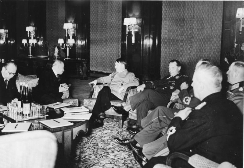 Prezydent Czecho-Sowacji Emil Hcha w trakcie wizyty w Berlinie w dniu 15 marca 1939 r., kiedy zaakceptowa ultimatum Hitlera i zgodzi si na rozbir swojego pastwa (rdo: Wikimedia Commons).