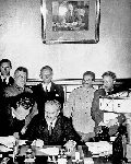 Podpisanie paktu Ribbentrop-Mołotow, Moskwa, 23 sierpnia 1939 (źródło: Wikimedia Commons).