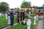 Płk Wiesław Misztal, Dyrektor Departamentu Wojskowego Urzędu do Spraw Kombatantów i Osób Represjonowanych składa kwiaty na cmentarzu w Sochaczewie, ul. Traugutta.
