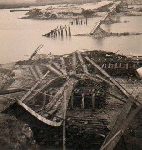 Zniszczenia wojenne 1939 - most na Wile w Wyszogrodzie (fot. ze zbiorw Piotra Kafliskiego).