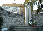 Piątek, ul. Kutnowska, Pomnik Chwały 14 Dywizji Piechoty Wielkopolskiej Armii "Poznań". Stan z dn. 31. 10. 2008 r. (fot. udostępniona przez Urząd Gminy Piątek).