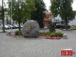 Bonie, Rynek, Pomnik Hymnu Narodowego. Stan z dn. 23. 08. 2011 r. (fot. Tomasz Karolak).