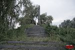 Śladów, obelisk w miejscu zbrodni hitlerowskiej na żołnierzach Wojska Polskiego i ludności cywilnej (fot. Ł. Wojtczak).