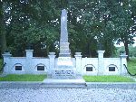 Nowy Duninw, Grb-Obelisk ku Czci Walczcych o Woln Polsk. Stan z dn. 05. 08. 2008 r. (fot. Zbigniew Adamas).