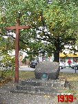 Brwinw, Rynek, pomnik. Stan z dn. 05. 10. 2011 r. (fot. Tomasz Karolak).