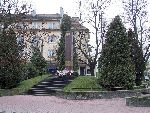 Nowy Dwór Mazowiecki, ul. Warszawska, pomnik. Stan z dn. 19. 12. 2006 r. (fot. Hubert Śmietanka; za: Wikimedia Commons).