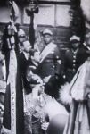 Krakw, maj 1935 r. Chor. Bronisaw Gadzin pod katedr wawelsk jako sztandarowy 14 Puku Uanw Jazowieckich podczas uroczystoci pogrzebowych Marszaka Jzefa Pisudskiego (fot. udostpni: Krzysztof Godzik).