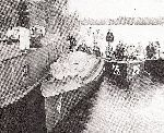 Kuter uzbrojony "KU-4" zacumowany przy krypie mieszkalnej podczas powrotu kutrw z zaj na Prypeci w latach trzydziestych.
