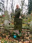 Lech Musia przy mogile polegego wuja, Stanisawa Musiaa, zlokalizowanej na Cmentarzu Wojskowym w Warszawie, 7 listopada 2020 r. (fot. udostpni: Lech Musia).