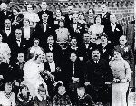 Julian Szpojda wraz z on Wand (z d. Kaczmarek) w gronie rodziny i przyjaci w dniu lubu, Koaczkowo, 14 stycznia 1936 r. (fot. ze zb. rodzinnych).