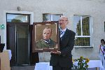Wnuk Wincentego Dbrowy, Jarosaw Skibicki ofiarowuje szkole w MILISZEWACH portret swojego dziadka. fot. Jarosaw Dbrowa.