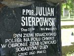 Julian Sierpowski upamitniony na imiennej tablicy epitafijnej na jednej z mogi cmentarza wojennego w Kompinie (fot. http://staahoo.blox.pl).